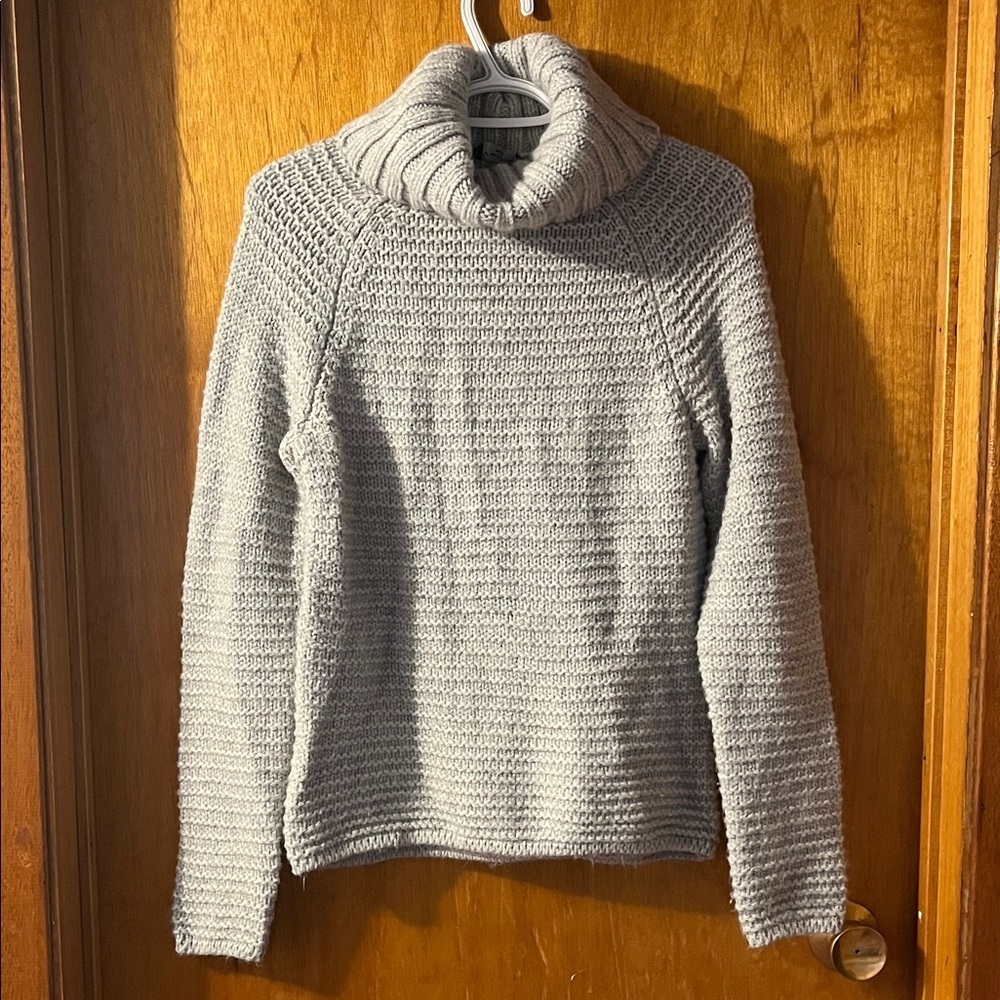 Woman’s Denver Hayes Light Gray Turtleneck Knit Sweater Medium